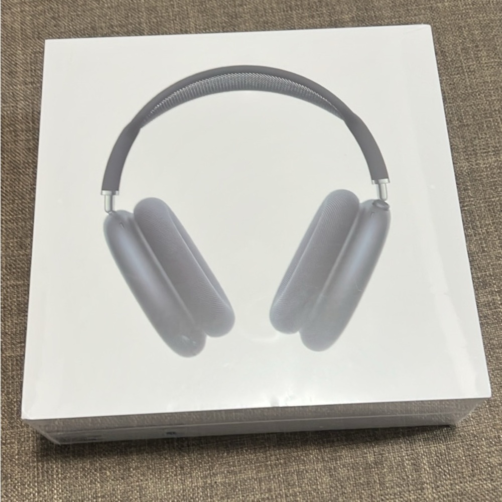 Sealed hard to find Apple AirPods Max in Midnight Black - Picture 1 of 4